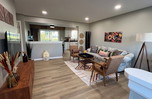 Indianapolis House | Charming 2-bedroom fully fenced house with workstation in fabulous Indianapolis