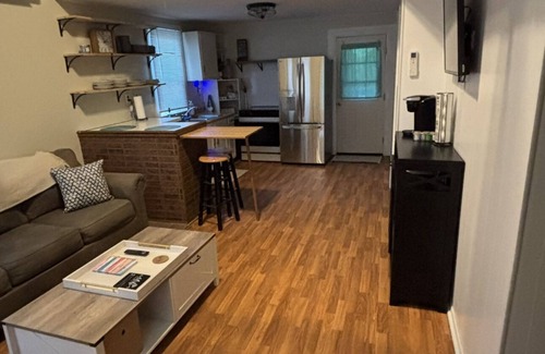Mammoth Cave House | Charming 2-bedroom cabin on Nolin Lake with WiFi, AC, fire pit