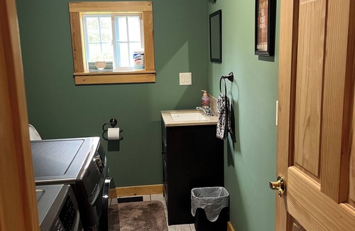 Rock Stream House | Idyllic Private Retreat with Family and Pet-Friendly Amenities