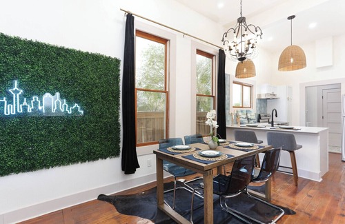 Historic Garderns House | Charming 2-bedroom house with WiFi, AC in beautiful Downtown San Antonio