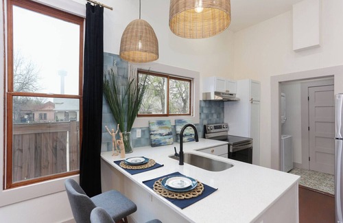 Historic Garderns House | Charming 2-bedroom house with WiFi, AC in beautiful Downtown San Antonio