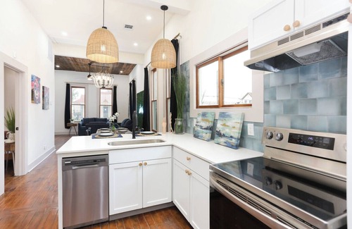 Historic Garderns House | Charming 2-bedroom house with WiFi, AC in beautiful Downtown San Antonio