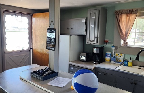 Bellevue Cabin | Scenic Waterfront Cabin at Magic Reservoir with Hot Tub
