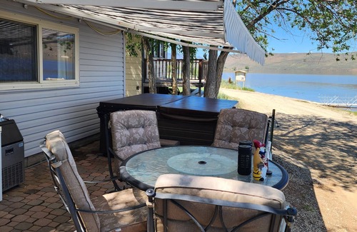 Bellevue Cabin | Scenic Waterfront Cabin at Magic Reservoir with Hot Tub