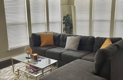 Uptown House | Convenient 2 Bedrooms with Pool & Kitchen for Your Stay