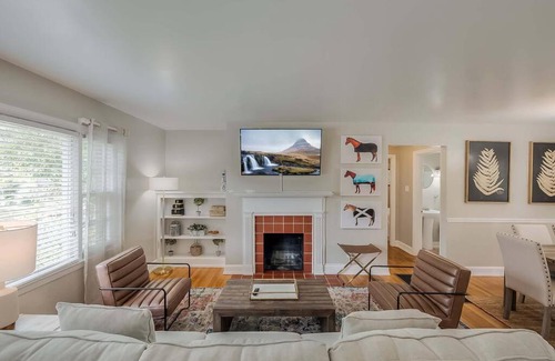 Lexington House | Pet-Friendly 2 BR Getaway with Outdoor Patio Near Downtown