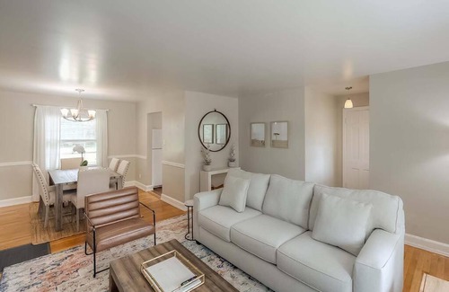 Lexington House | Pet-Friendly 2 BR Getaway with Outdoor Patio Near Downtown