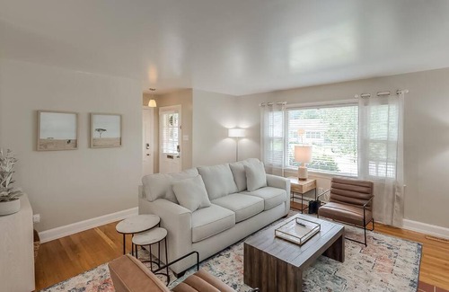 Lexington House | Pet-Friendly 2 BR Getaway with Outdoor Patio Near Downtown