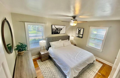 Lexington House | Pet-Friendly 2 BR Getaway with Outdoor Patio Near Downtown