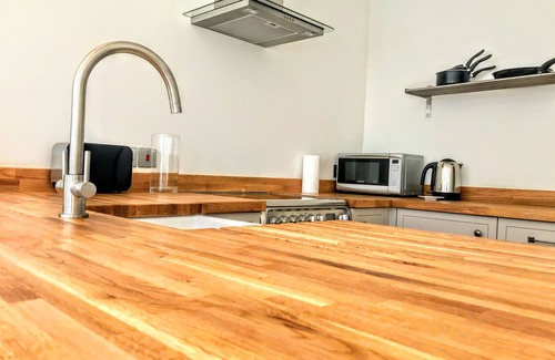 Worthing Apartment | Inviting 2 BR Apartment Near Worthing Station & Seafront