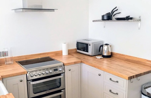 Worthing Apartment | Inviting 2 BR Apartment Near Worthing Station & Seafront