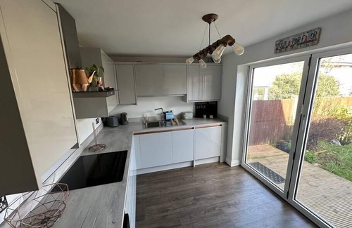 East Wickham Apartment | Cozy 2-BR House with WIFI, Parking & Garden | On Site Stays