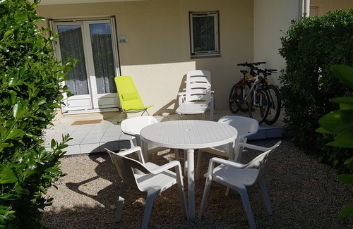 Vaux-sur-Mer Apartment | Elegant 2-Room Retreat with Private Pool in Vaux-sur-Mer