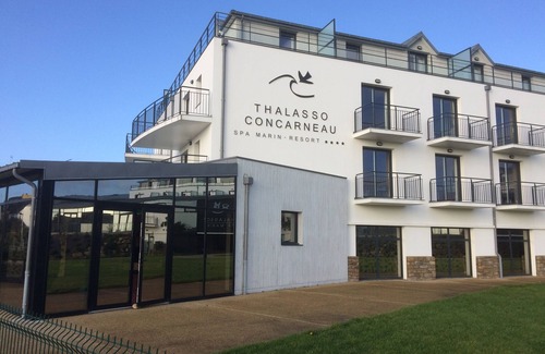 Concarneau House | Cozy Fisherman's House with Oceanfront Pool & Breakfast