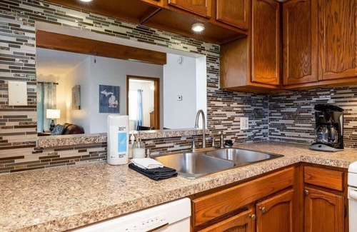 Rockford Cottage | Pet-Friendly 2-Unit Retreat in Rockford - Rated 10/10