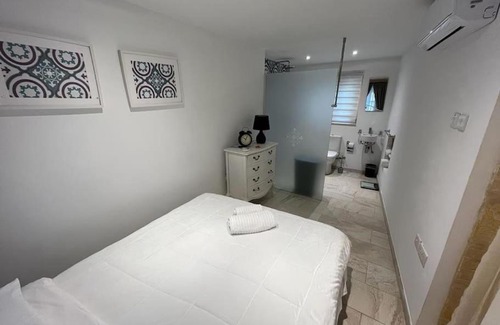 Zabbar House | Historic Cottage with Yard & Breakfast, Rated 8.5/10