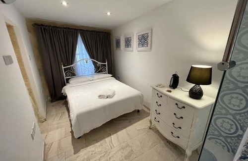 Zabbar House | Historic Cottage with Yard & Breakfast, Rated 8.5/10