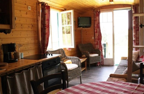 Lion-en-Sullias Cottage | Pet-Friendly Gite Lion-en-Sullias with Spa & Breakfast