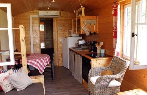 Lion-en-Sullias Cottage | Pet-Friendly Gite Lion-en-Sullias with Spa & Breakfast