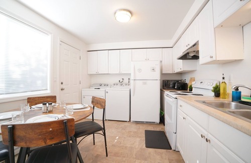 Everett House | Charming 2B1B 1 King 1Queen#Remodeled#Wifi#Parking