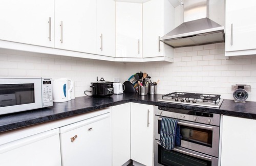 St. George's House | Serene 2BD Retreat with Parking and Garden - Guest Rated 10/10