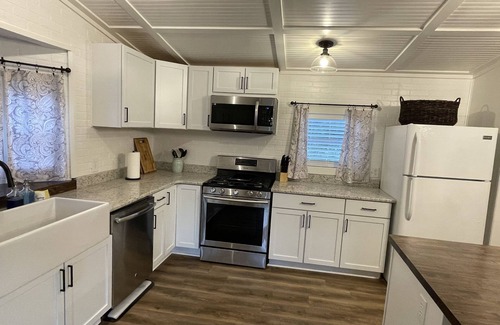 Leesville House | Ideal 2-Bed Home near Fort Polk with Large Yard & Pets Welcome