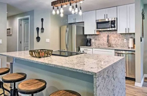 South Bradenton Condo | Ideal 2-Bed Retreat with Pool & Ocean Views Near IMG