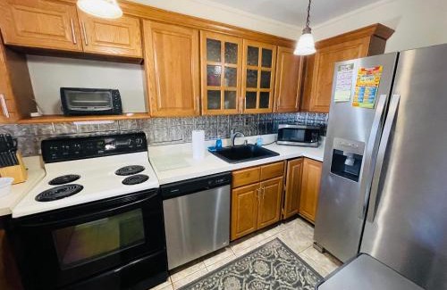Elkins Park Apartment | Inviting 2BR Retreat in Elkins Park with Pool Access