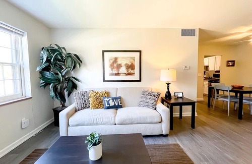 Grand Rapids Apartment | Cozy 2BR Apartment in Historic Heritage Hill with Pool
