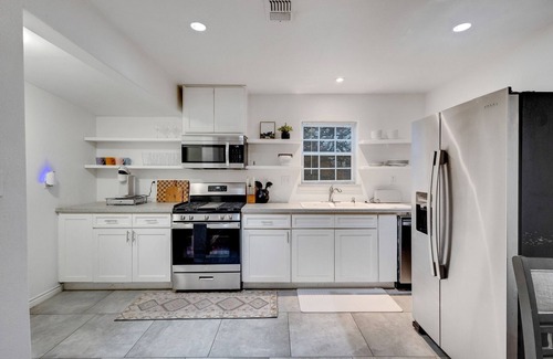 Denton House | Charming 2BR Denton Home, 5Min To Square, Sleeps 6