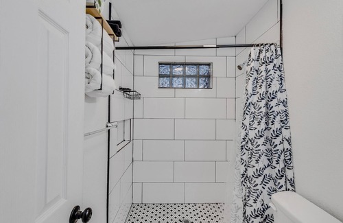 Denton House | Charming 2BR Denton Home, 5Min To Square, Sleeps 6