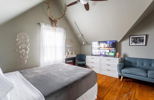 West End - West Side Apartment | Inviting Classic Getaway: 2bd with Free Parking