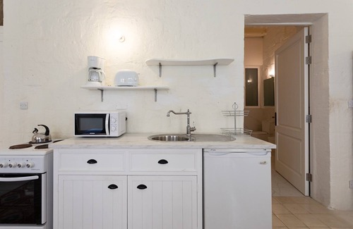 Valletta Apartment | Central 2BR Retreat in Historic Valletta with Spa & Kitchen