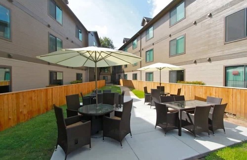 East Riverside - Oltorf Apartment | Cozy 2BR Suite with King Beds, Steps from Downtown