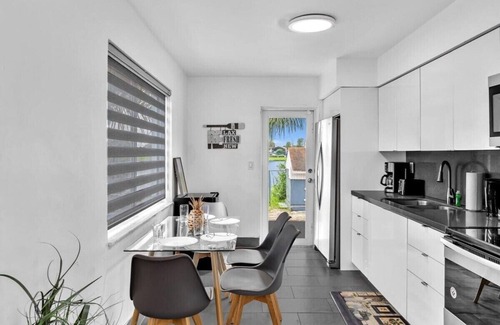 Davie House | Relaxing Lakefront Cottage in Davie – Pet & Child Friendly