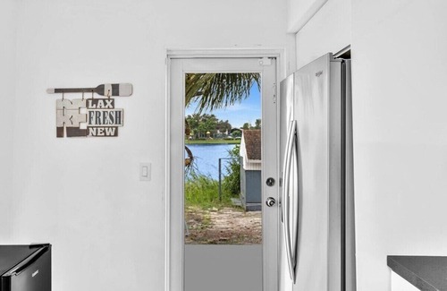 Davie House | Relaxing Lakefront Cottage in Davie – Pet & Child Friendly