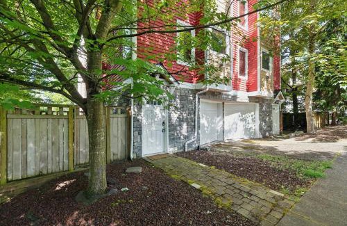 Green Lake Apartment | Cozy 2BR Townhouse Ideal for Families near Green Lake