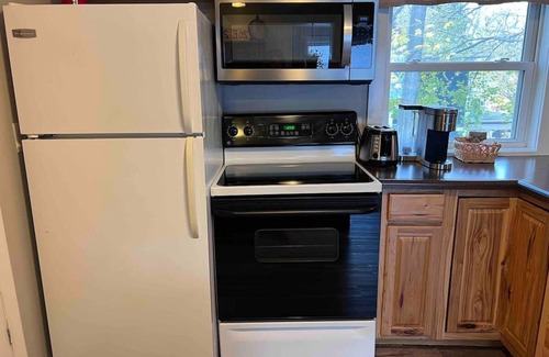 Holland Apartment | Pet-Friendly 2BR Unit Near Downtown Holland - Rated 9.8