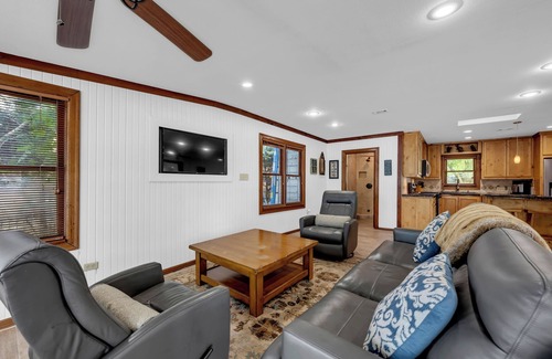 Kingsland House | Charming 2BR Waterfront Retreat - Lake LBJ - Boat Dock w/Lift, Fire Pit, Game Table