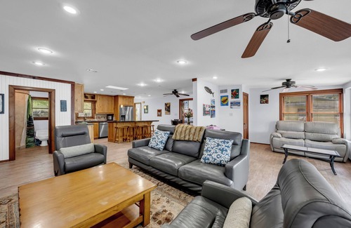 Kingsland House | Charming 2BR Waterfront Retreat - Lake LBJ - Boat Dock w/Lift, Fire Pit, Game Table