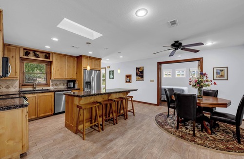 Kingsland House | Charming 2BR Waterfront Retreat - Lake LBJ - Boat Dock w/Lift, Fire Pit, Game Table