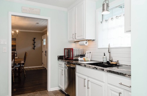 Jacksons' Gap House | Charming 3 BD Waterfront Cottage Dock,Kayaks,Firepit,Outdoor Bar,Screened Porch