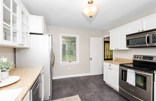 Roselawn Finance House | Inviting 3 BDR Home in Pleasant Ridge with Spa Amenities