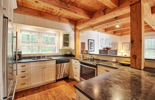 Gravenhurst Cottage | Cozy 3-Bedroom Cottage with Guest House on Muldrew Lake