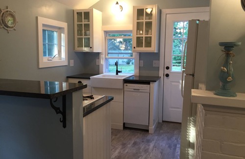 Dennis Port Cottage | Beachside Retreat: Cozy Three-Bedroom Cottage with Ocean View