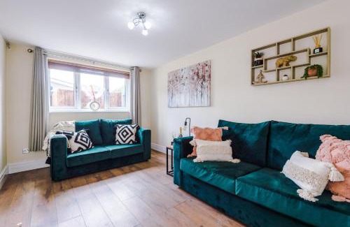 Chorlton-by-Backford Apartment | Delightful 3-Bed Cottage in Chester with Free Parking
