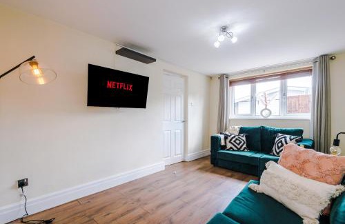 Chorlton-by-Backford Apartment | Delightful 3-Bed Cottage in Chester with Free Parking