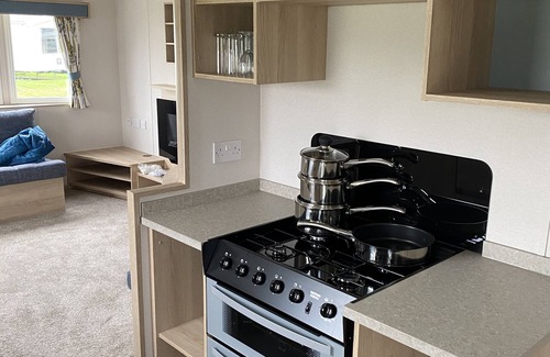 Filey Cabin | Cozy 3-Bed Holiday Home at Primrose Valley with Kitchen