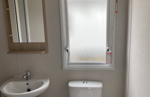 Filey Cabin | Cozy 3-Bed Holiday Home at Primrose Valley with Kitchen