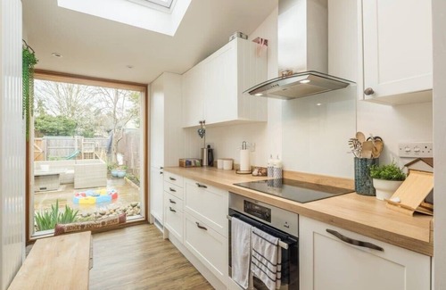 Little Shelford House | Top-Rated 3 Bedroom Cottage with Beautiful Garden Oasis